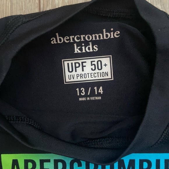 Abercrombie & Fitch Rashguard (kids 14, women’s small) 
Never worn, brand new - Picture 4 of 4